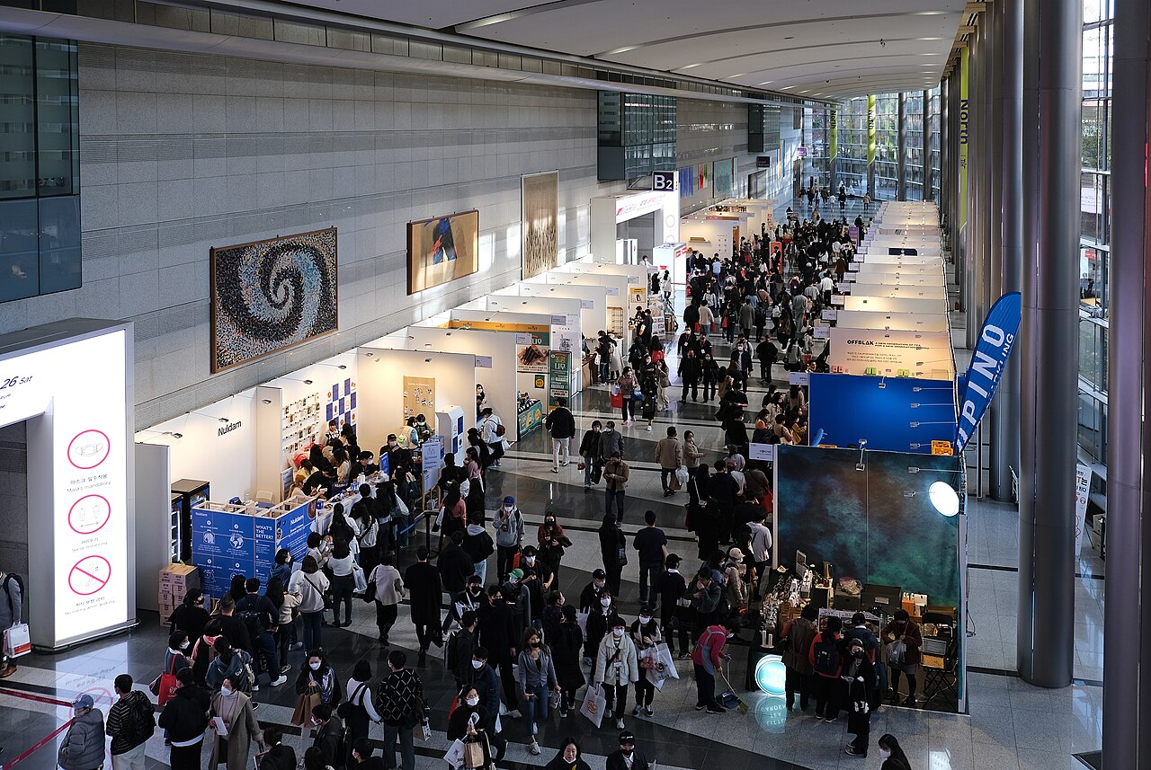 Visitors browsing exhibition booths in a bright hall at the 2022 Seoul Cafe Show at COEX.